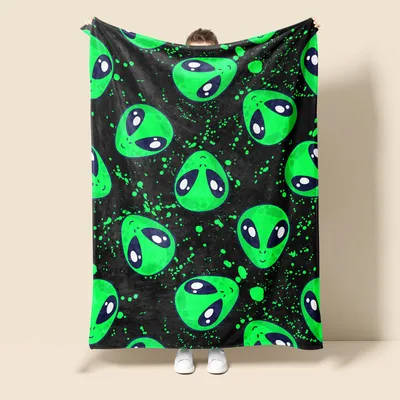 Alien Head Blanket: Green Aliens on Black Night
