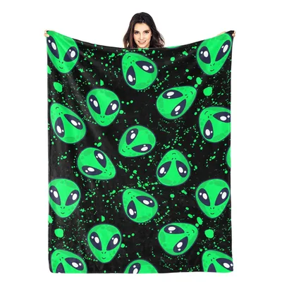 Green Alien Blanket: Alien Heads Pattern for Fans