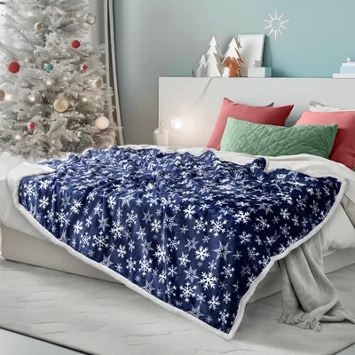 Blue Snowflake Pattern Blanket: Cozy Holiday Design for Winter
