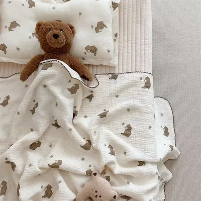 Bear Bee Pattern Blanket: Cute Bears and Bees for Cozy Naps