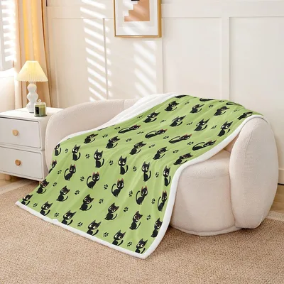Black Cats Pattern on Green Blanket: Cute Kitten Throw for Cat Lovers