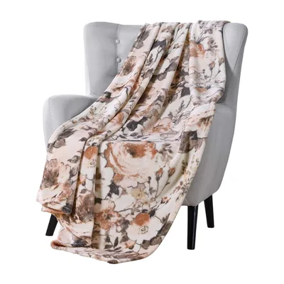 Watercolor Floral Pattern Blanket: A soft throw