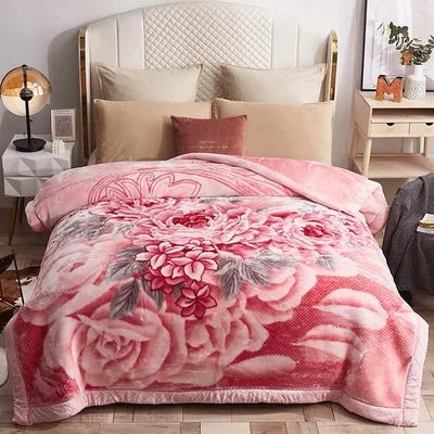 Pink Rose Bloom Pattern Blanket: Soft Floral Design for Cozy Bedrooms