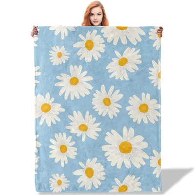 Daisy Delight Floral Pattern Blanket: Bright Daisies on Blue