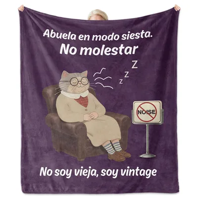 Abuela En Modo Siesta Blanket: Vintage Cat Grandma Nap Time Design