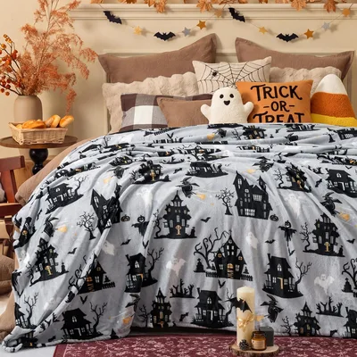Haunted House Blanket: Spooky Pattern for Halloween Fans
