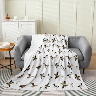 Flying Ducks Pattern Blanket: Mallard Illustrations for Hunters