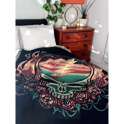 Skull with Roses Emblem Blanket: A Classic Stealie Design