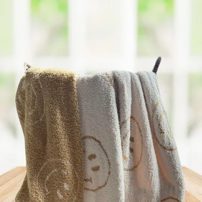 Smiley Face Pattern Blanket: Classic Happy Face Design for Cozy Days