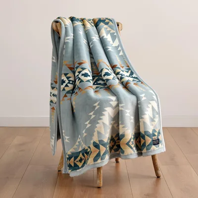 Tribal Zigzag Stripe Pattern Blanket: Southwestern Geometric Throw